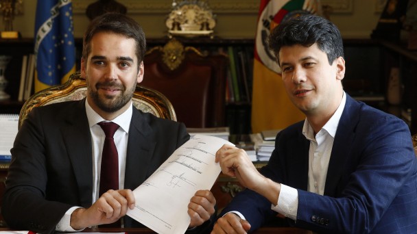 Contrato foi assinado no Palácio Piratini pelo governador Leite e pelo presidente do BNDES, Gustavo Montezano